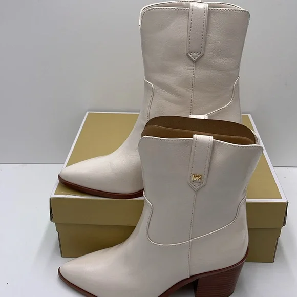 Michael Kors WAVERLY HEELED BOOTIE FAUX LEATHER
49F4WVME6L
LT CREAM - Picture 2 of 16